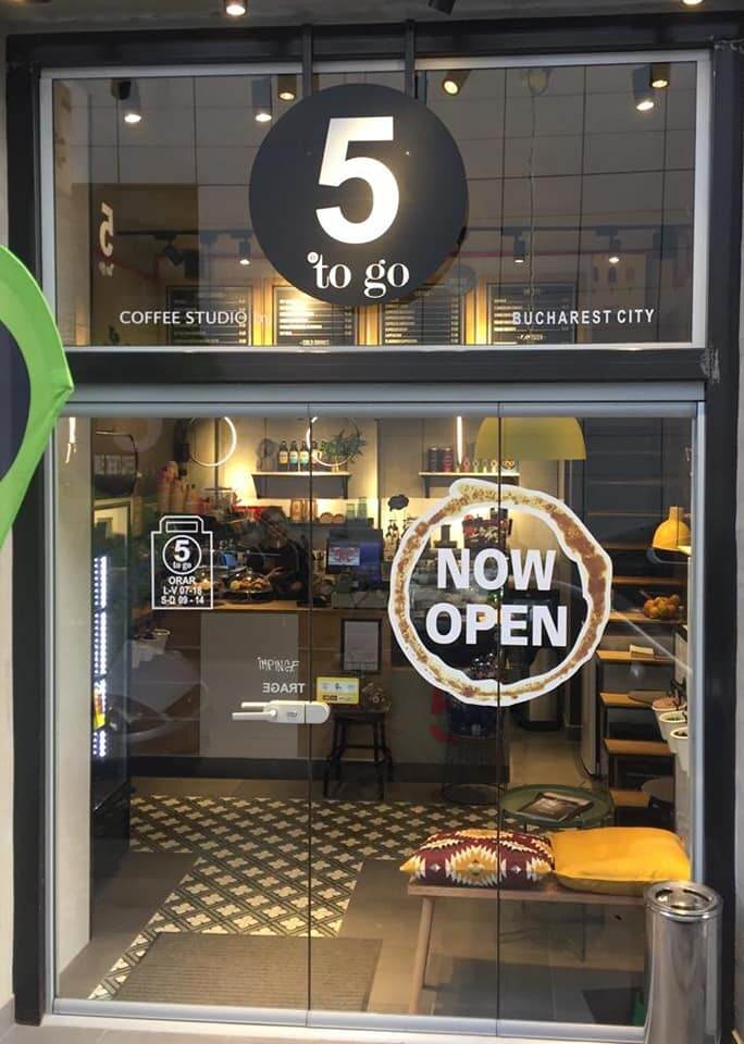 Front de cafenea cu vitrină și ușă din sticlă