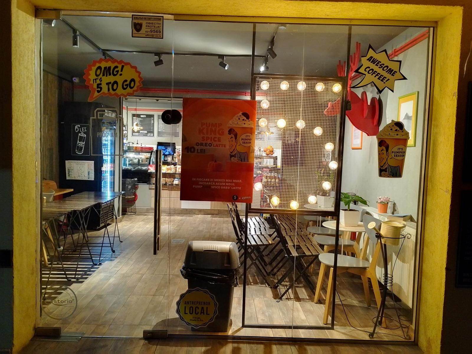 Front din sticlă securizată cu ușă la cafeneaua 5 To Go Oituz din Popești-Leordeni, fotografiat seara
