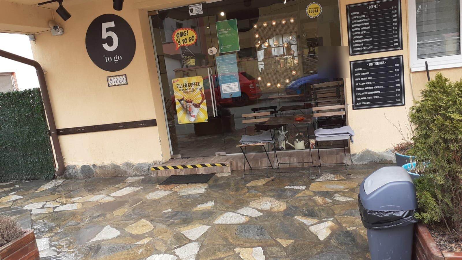 Ușa din sticlă securizată cu mâner lung a cafenelei 5 To Go din Popești-Leordeni, văzută dinspre terasă